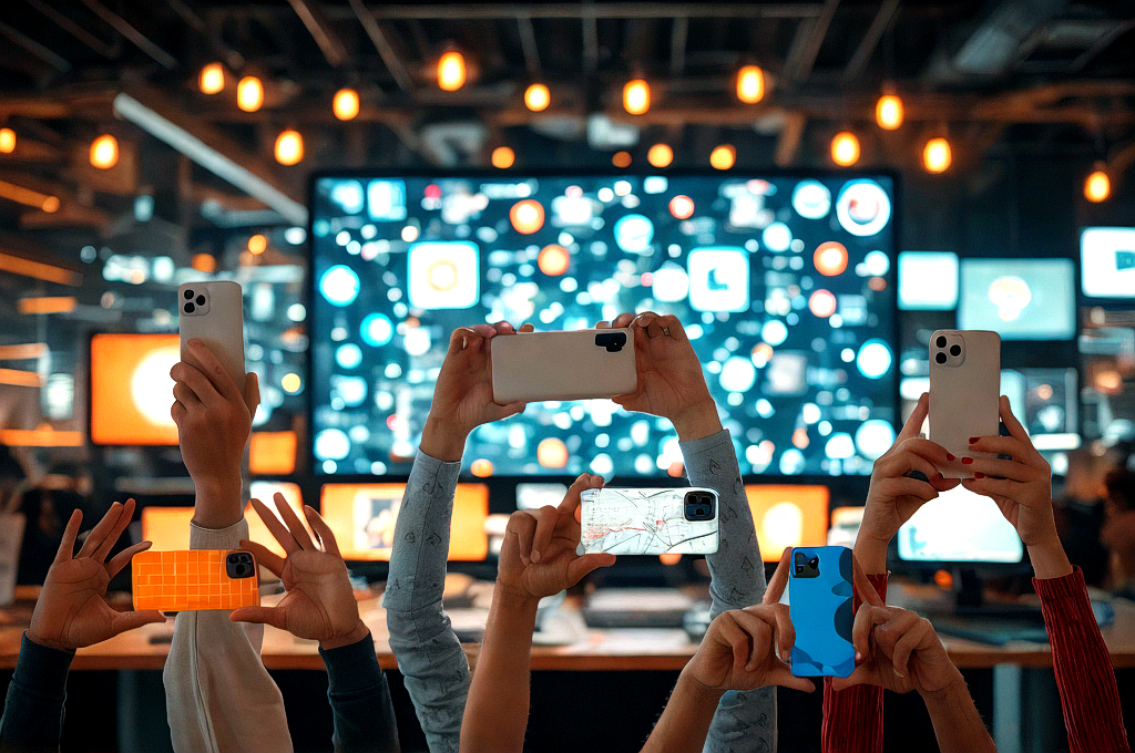 varios brazos sujetando móviles