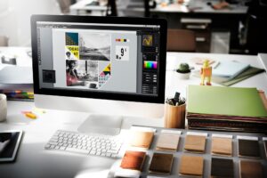 ordenador con imágenes y paleta de colores