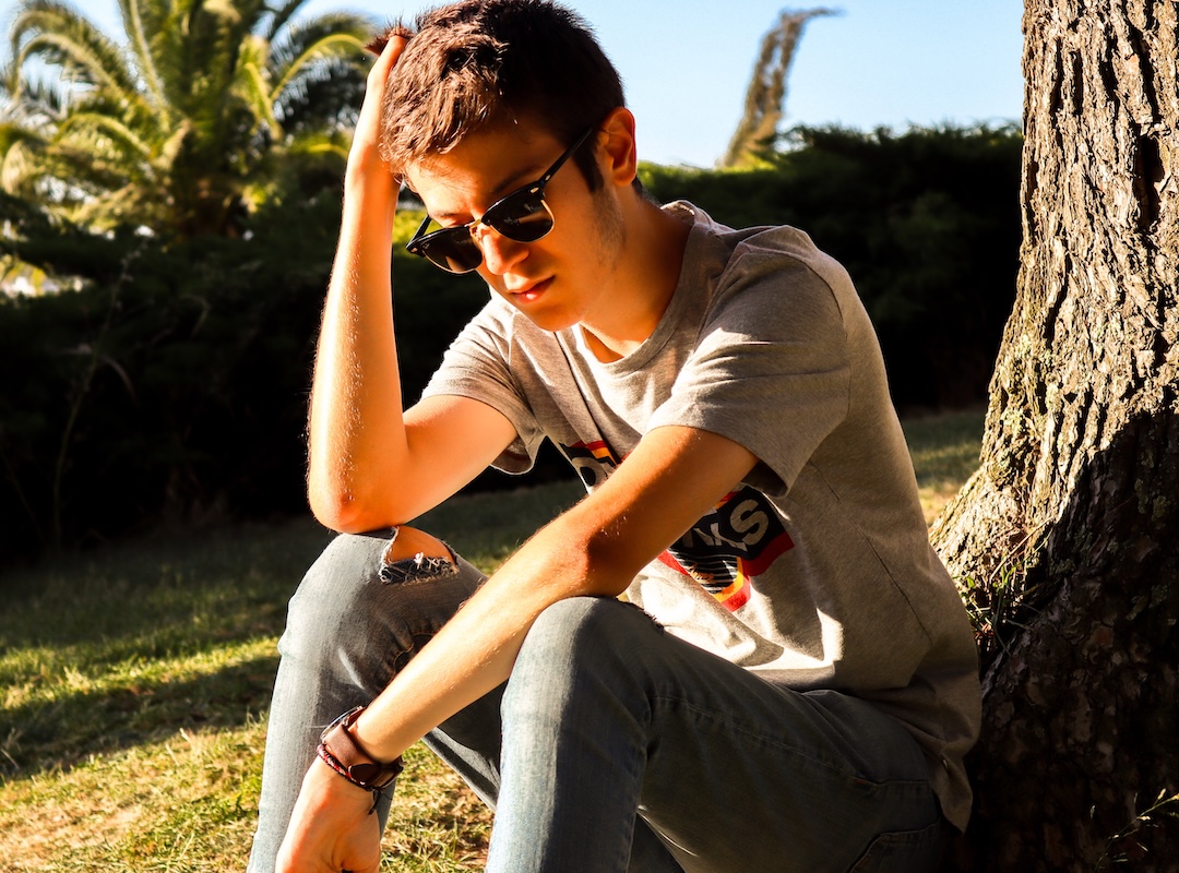 retrato de un chico sentado
