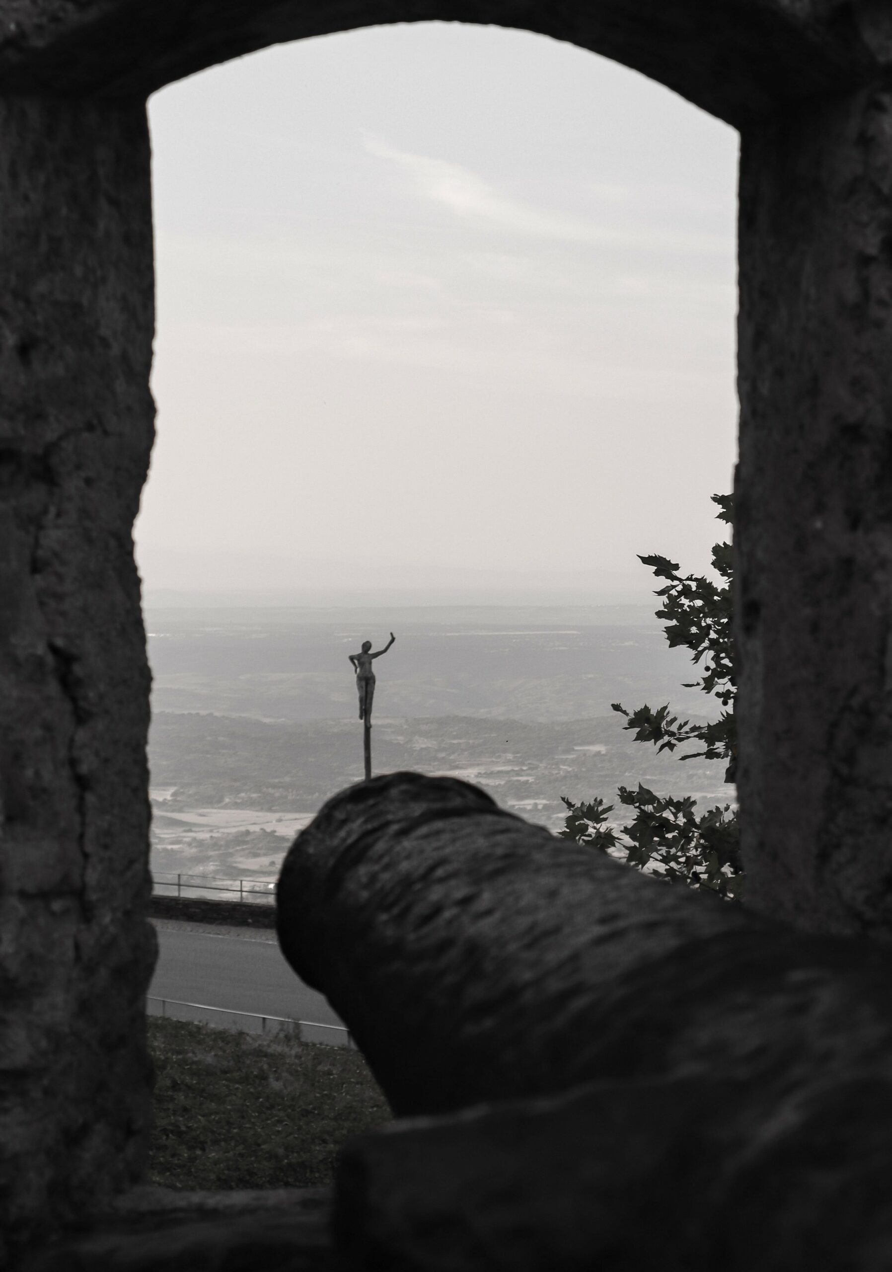 cañón apuntando a una figura