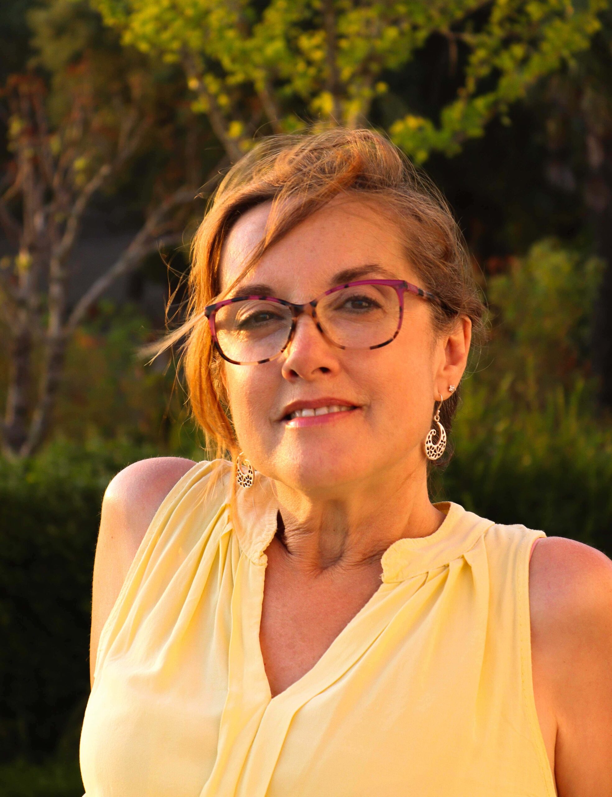 retrato de una mujer con gafas