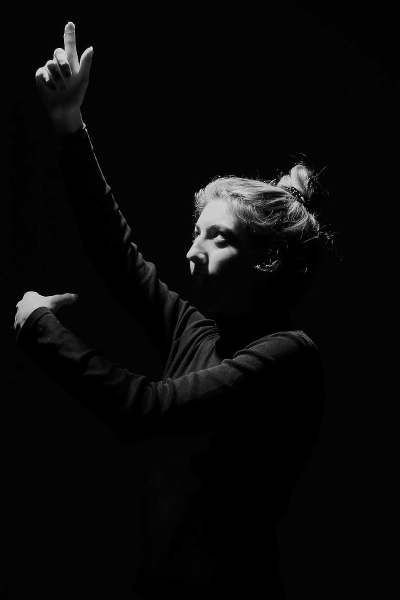 retrato de una chica en blanco y negro